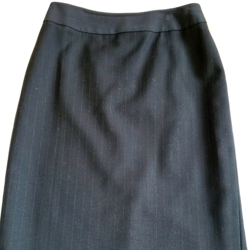 EUC- Black LOFT Pin Striped Pencil Skirt